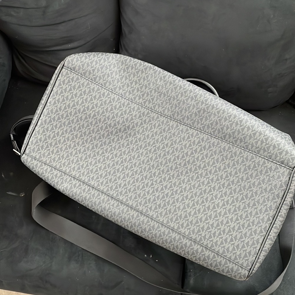 Used Michael kors weekender bag!! - Picture 8 of 9